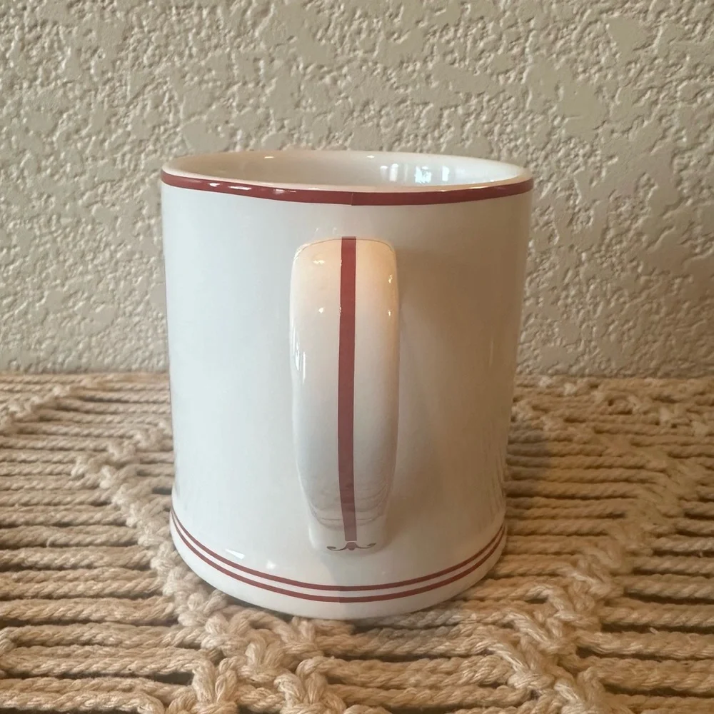 Sur la table Hand Crafted Monogramed N Stoneware Mug